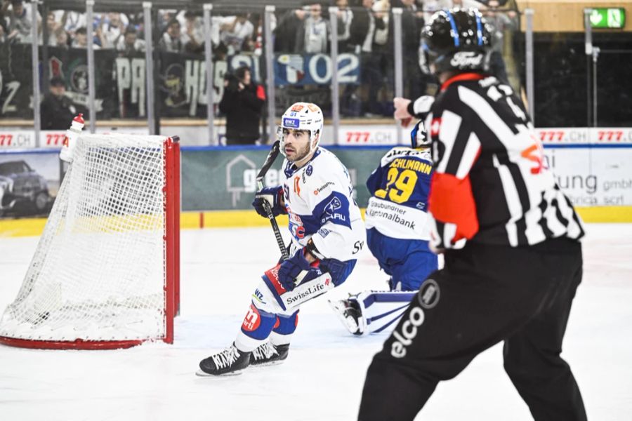 ZSC-Stürmer Justin Azevedo eröffnet das Skore für seine Farben.