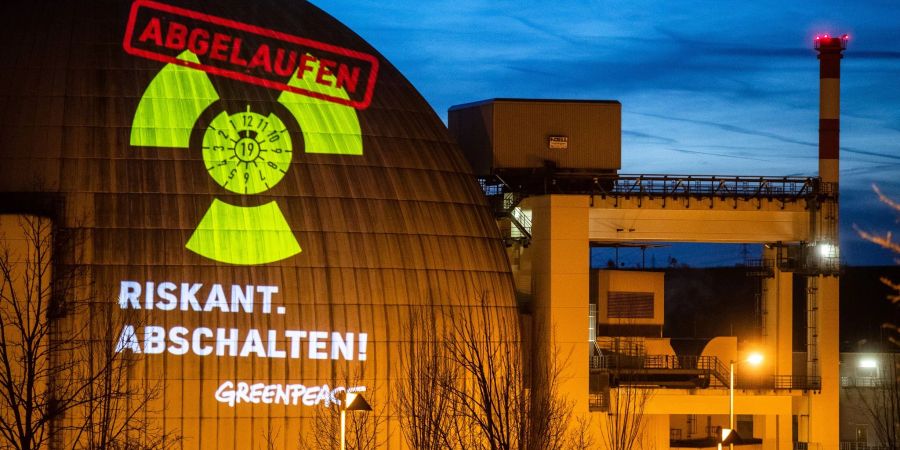 Eine Greenpeace-Aktion am Kernkraftwerk Neckarwestheim. Greenpeace macht mit ihrer Aktion darauf aufmerksam. Die FDP will mit dem Rückbau noch warten.