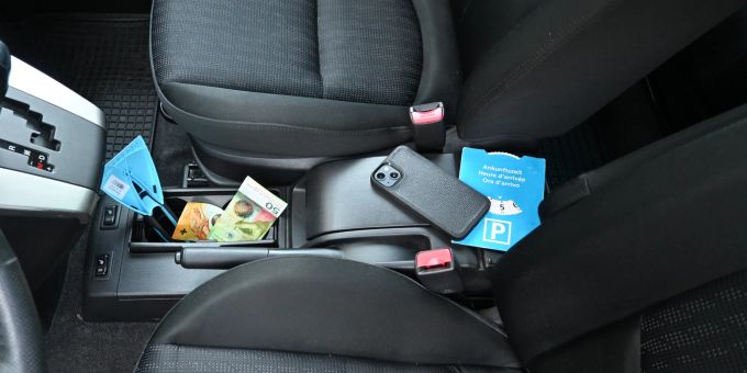 Bitte keine Wertgegenstände im Fahrzeuginnern liegen lassen. Bitte keine Wertgegenstände im Fahrzeuginnern liegen lassen.