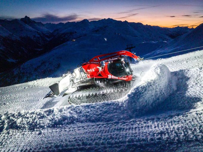 Kässbohrer Pistenbully 800 Der Gigant am Berg