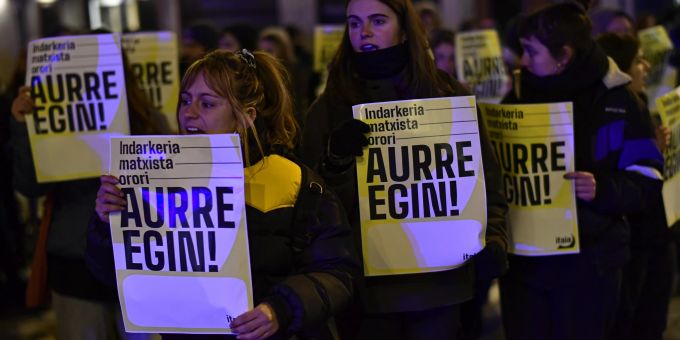 Demonstranten auf der Plaza del Ayuntamiento in Pamplona. Spain Sexual Violence