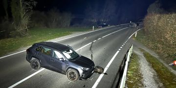 Rümikon: Schwerer Verkehrsunfall mit drei beteiligten Fahrzeugen.