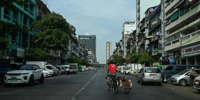 Fast leere Strasse in Yangon Fast leere Strasse in Yangon