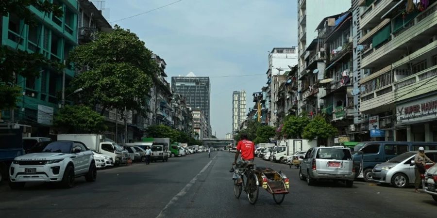 Fast leere Strasse in Yangon