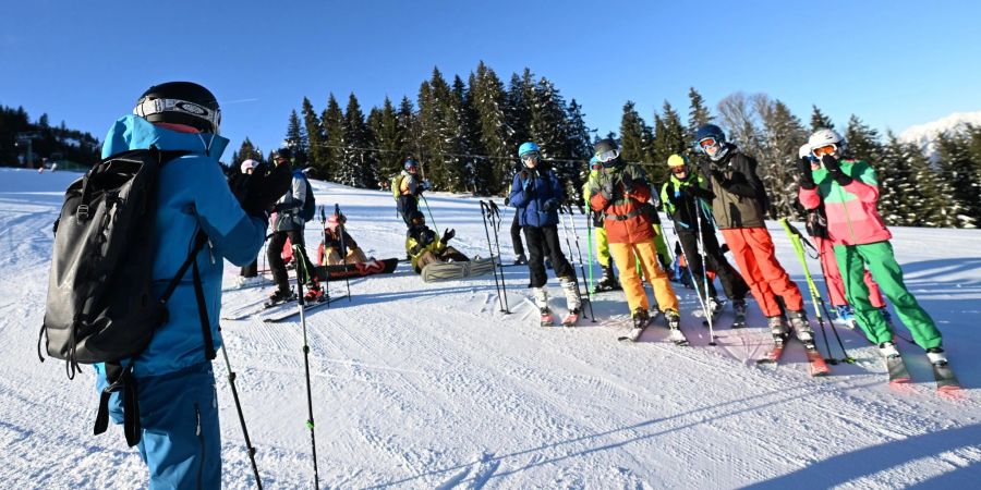 Schüler einer Realschule beim Skifahren in den bayerischen Alpen.