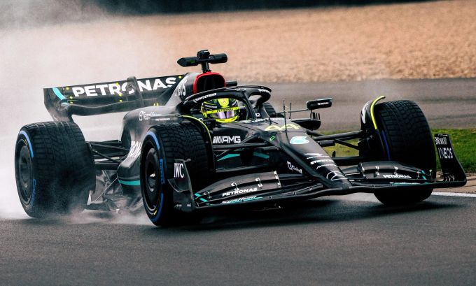 Mercedes kehrt mit dem W14 wieder zum schwarzen Look zurück. f1