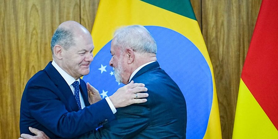 Bundeskanzler Olaf Scholz (l) umarmt Brasiliens Präsident Luiz Inacio Lula da Silva.