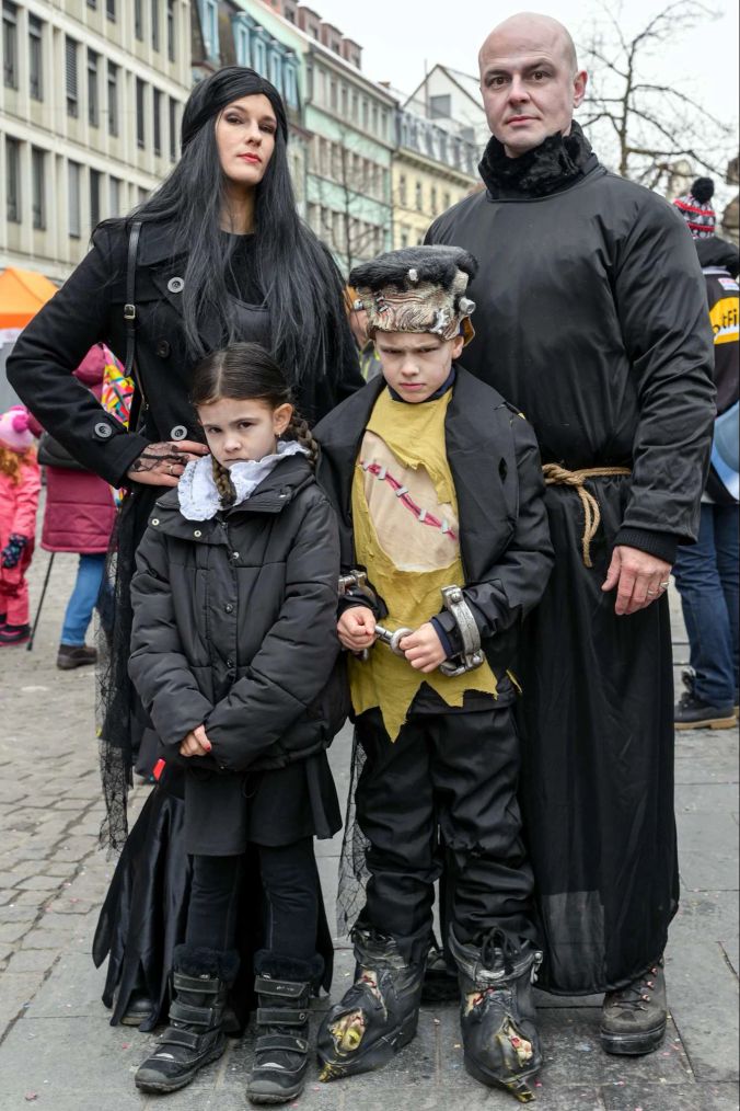 Adams Family: Alexandra, Arnel, Ella und Young Frankenstein Lenny.