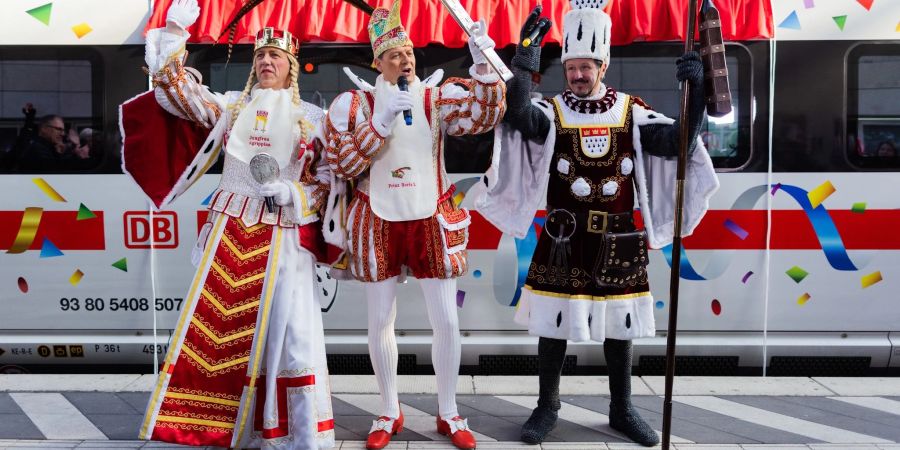 Das aktuelle Kölner Dreigestirn: Prinz Boris I. (M, Boris Müller), Bauer Marco (r, Marco Schneefeld) und die Jungfrau Agrippina (Andre Fahnenbruck).