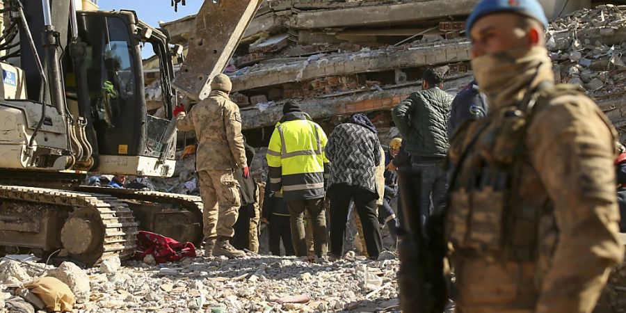 Eine Woche nach der Erdbeben-Katastrophe in der Türkei und Syrien steigt die Zahl der Toten weiter. Foto: Emrah Gurel/AP/dpa