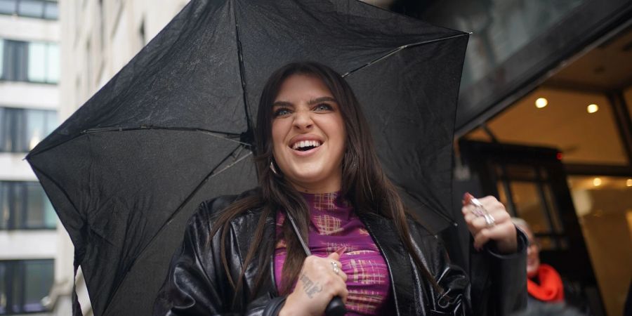 Sängerin Mae Muller steht mit einem Regenschirm vor dem BBC Wogan House. Gastgeberland Grossbritannien schickt beim diesjährigen Eurovision Song Contest (ESC) die englische Sängerin Mae Muller ins Rennen.