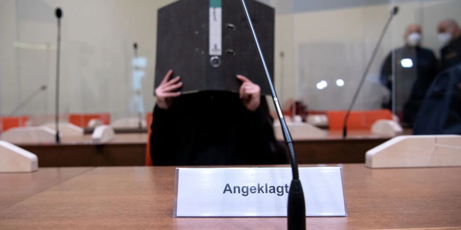 Die Angeklagte Jennifer W. sitzt vor Beginn der Verhandlung im Gerichtssaal. Die Frau aus Lohne in Niedersachsen soll als IS-Anhängerin im Irak tatenlos dabei zugesehen haben, wie ein kleines, jesidisches Mädchen in einem Hof angekettet wurde und dort verdurstete.