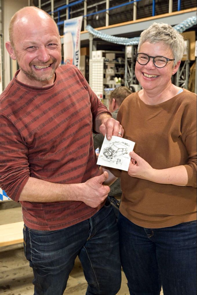 Bernhard und Susanna Bolognesi (Chef und Bürochefin Carrosserie Bolognesi) haben den Mini-Virus.