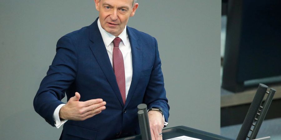 Bundesverkehrsminister Volker Wissing spricht im Bundestag über das 49-Euro-Ticket im ÖPNV.