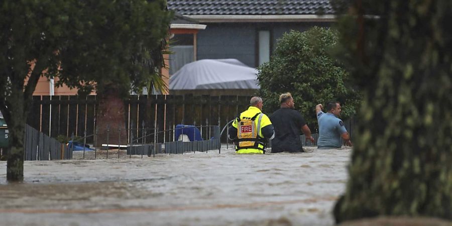 Bei sintflutartigen Regenfällen und Überschwemmungen sind in Neuseelands grösster Stadt Auckland zwei Menschen getötet worden. Zwei weitere Menschen würden zunächst noch vermisst, teilte die Polizei am Samstag mit.