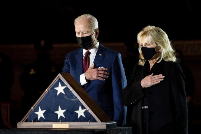Jill und Joe Biden zollen dem gestorbenen Polizisten Brian Sicknick Respekt. Brian Sicknick