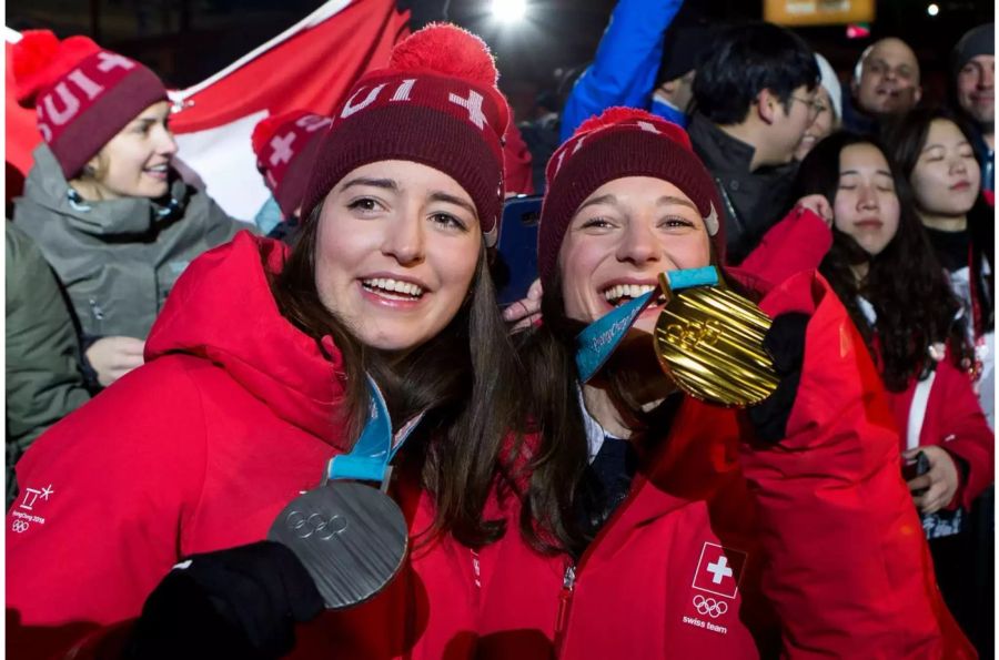 Mathilde Gremaud (links) und Sarah Höfflin (rechts), Silber und Gold im Ski Freestyle Slopestyle.