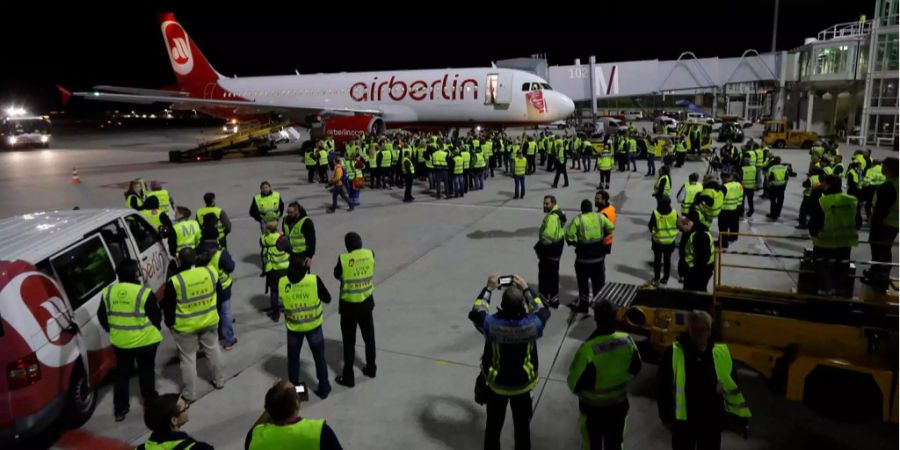 Schweizer Angestellte haben ihre Uniformen stattdessen gespendet.