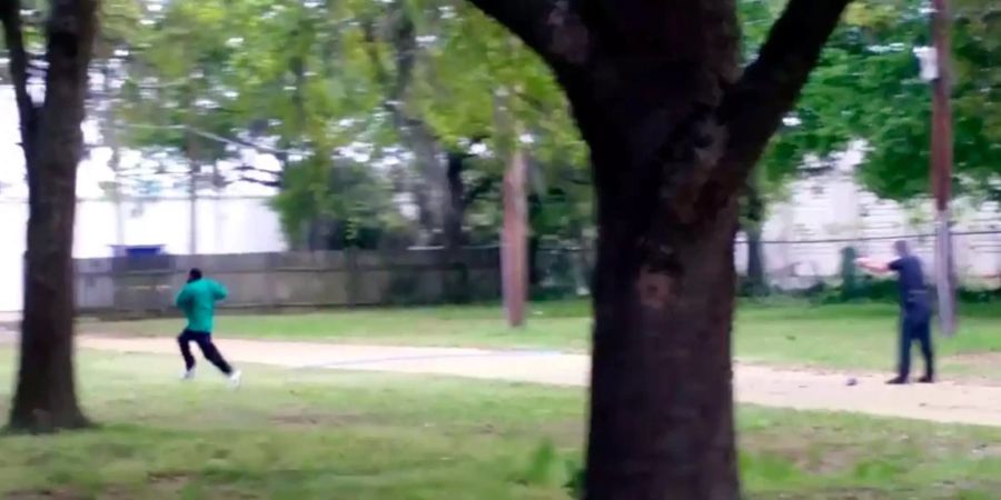 Das Standbild aus einem Video zeigt die Szene, in der der Polizist Michael Thomas Slager (rechts) dem fliehenden Afroamerikaner Walter Scott von hinten in den Rücken schiesst, aufgenommen am 04.04.2015 in Charlston (USA).