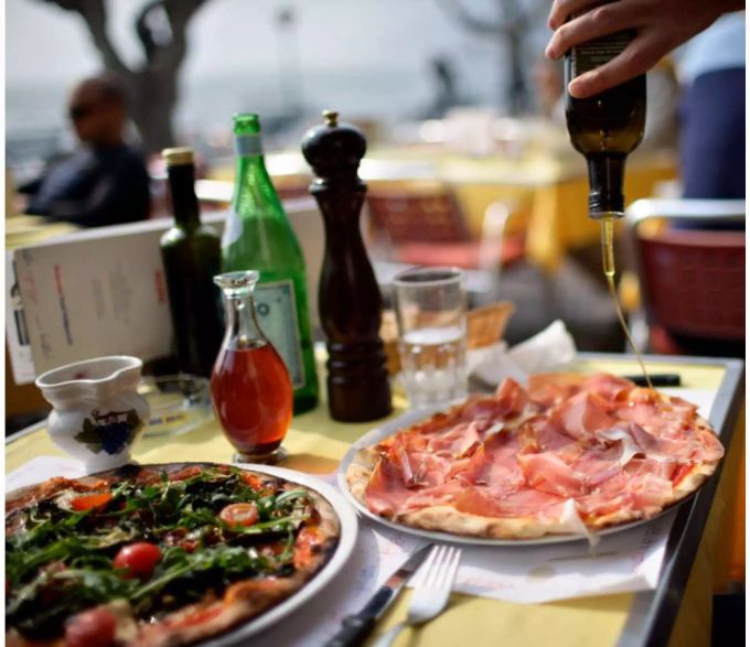 Pizza ist weltweit ein kulinarischer Genuss. Pizza ist weltweit ein kulinarischer Genuss.