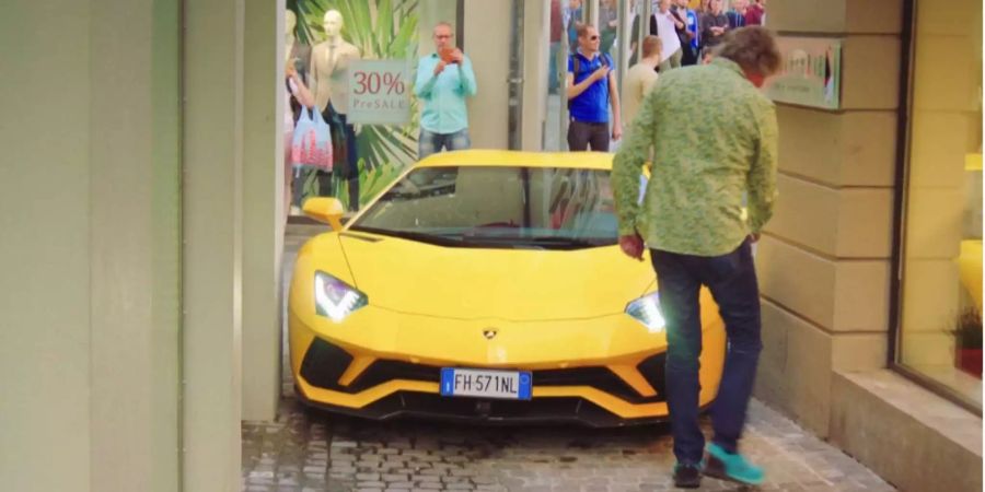 Die Jungs bleiben mit ihren Luxusschlitten in den engen Gassen der Luzerner Altstadt stecken.