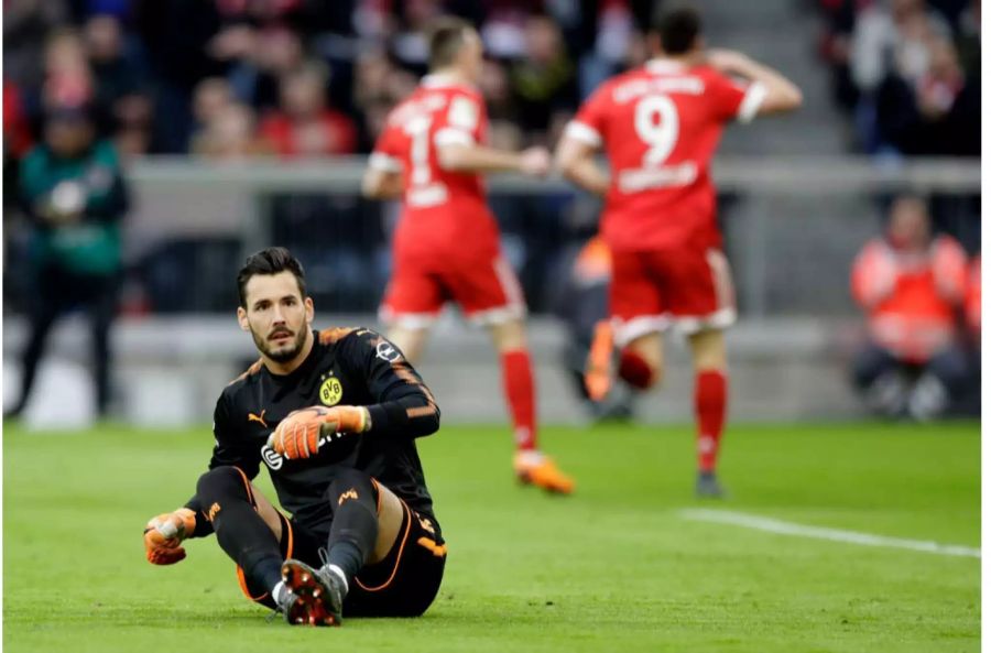 Dortmund wird in der Allianz Arena mit 6:0 abgewatscht. Ab der Dominanz der Münchner Bayern kann BVB-Keeper Roman Bürki nur staunen.