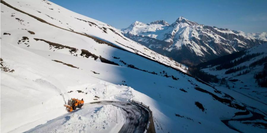 Räumungsarbeiten am Splügen Pass (GR)