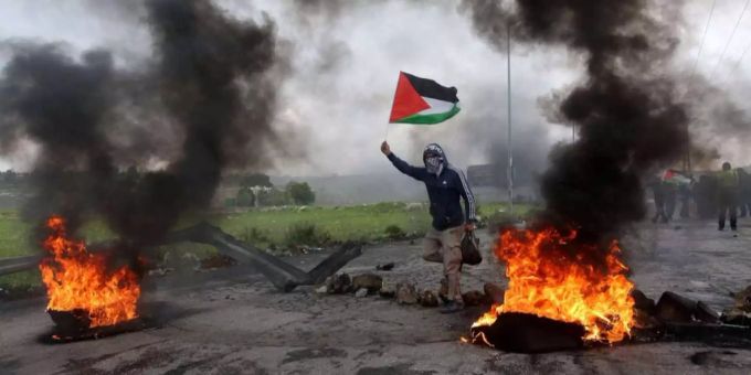 Rauch und Steine in Gaza. Rauch und Steine in Gaza.