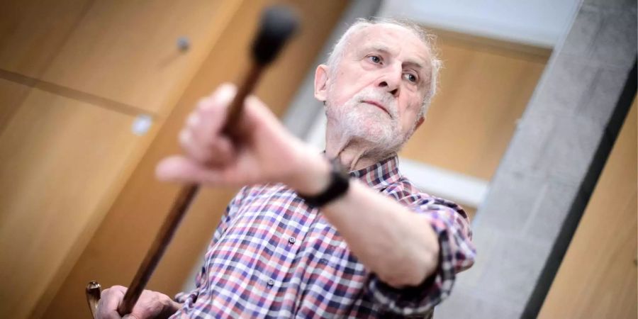 Adalbert Litterst, Teilnehmer des "Cane Fu" Kurses übt den Umgang mit einem Krückstock.