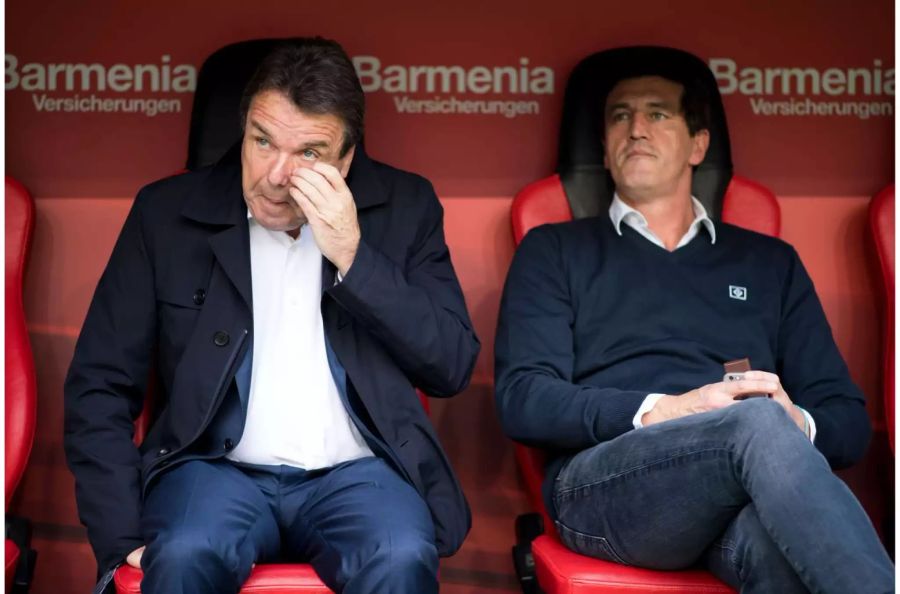 Hamburgs Ex-Vorstandsvorsitzender Heribert Bruchhagen (l) und der ehemalige Sportdirektor Jens Todt sitzen vor der Partie auf der Bank.