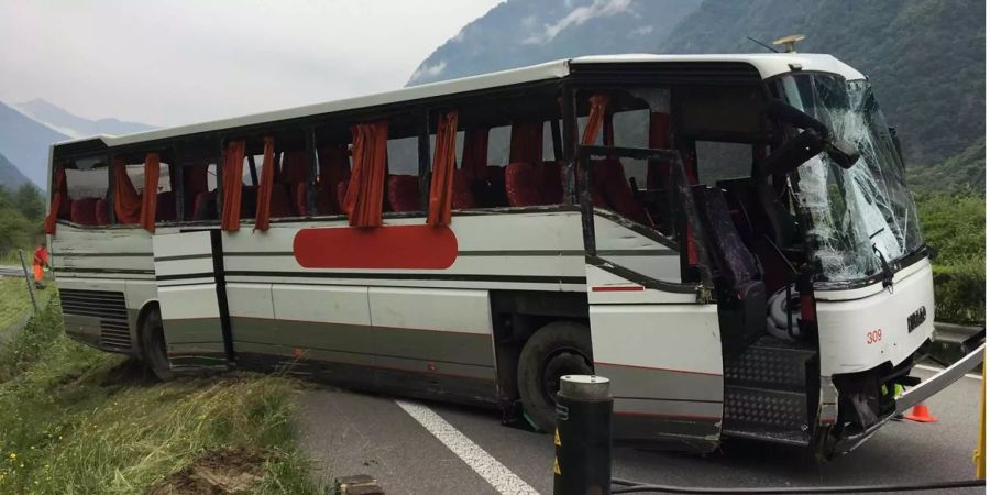 Ein Reisecar kam in Lostallo GR von der Fahrbahn ab.