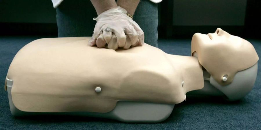 Eine korrekt ausgeführte Herzmassage kann im Notfall Leben retten.