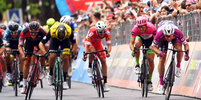 Sprintankunft bei der 13. Giro-Etappe: Viviani (ganz rechts) ist der Schnellste. Sprintankunft bei der 13. Giro-Etappe: Viviani (ganz rechts) ist der Schnellste.