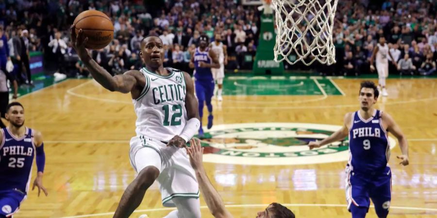 Terry Rozier (12) und seine Boston Celtics setzen sich gegen Philadelphia durch.