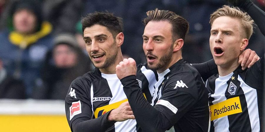 Josip Drmic (mitte) bejubelt mit Lars Stindl und Patrick Herrmann den Ausgleich der Gladbacher.