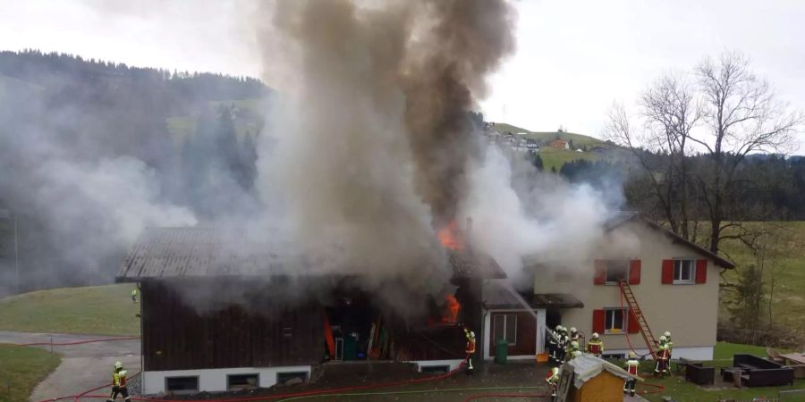 Das Mehrfamilienhaus ist nach dem Brand unbewohnbar.