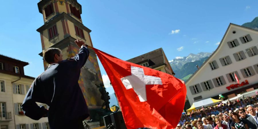 Die 1. August-Feier in Altdorf bedient sich vieler Traditionen - wie der Ansprache auf dem Rathausplatz beim Tell-Denkmal.