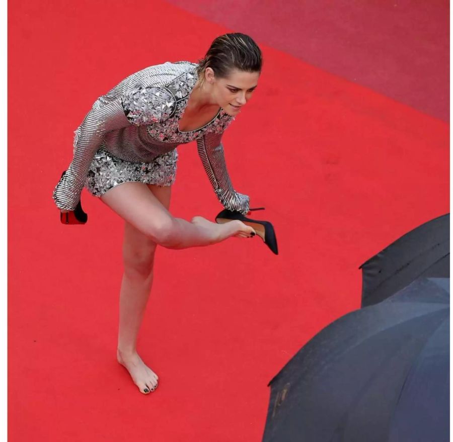 Keine Lust auf Glamour: Kristen Stewart zieht kurzerhand ihre High Heels aus und ...