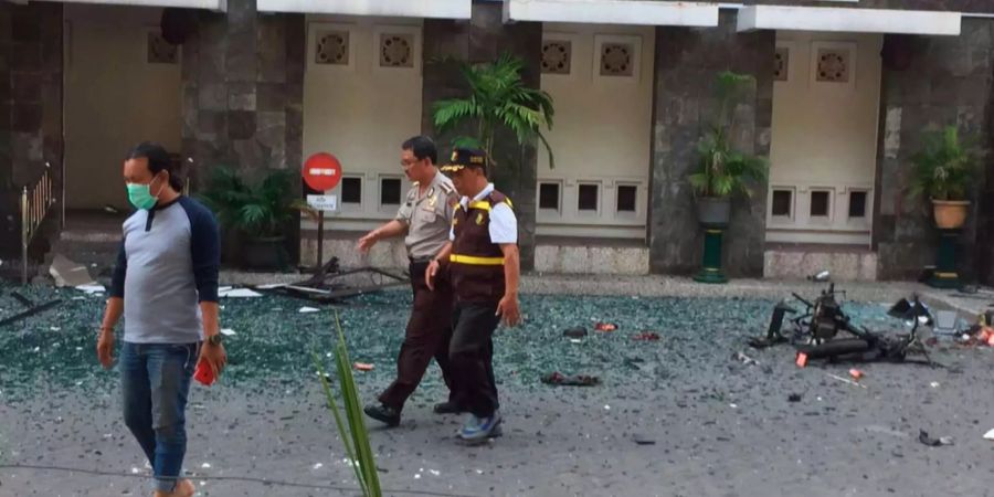 Die Explosionen in und vor drei Kirchen auf Java haben sich praktisch zeitgleich ereignet.