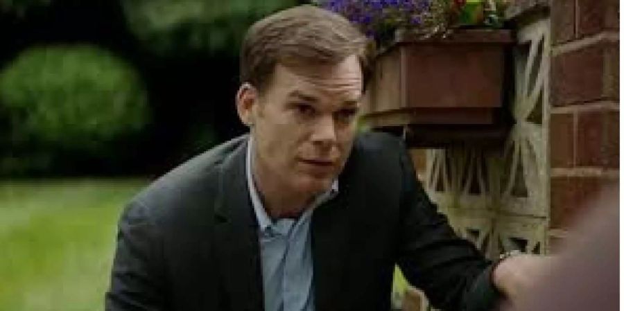 Papa Tom (Michael C. Hall) sucht auf eigene Faust nach seiner Tochter. Er folgt jedem Krümel und klopft an jede Tür. Geheimnisse entdeckt er hinter den meisten. Doch von Jenny keine Spur.