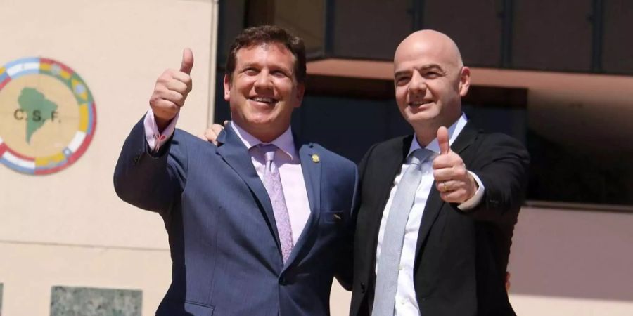 Alejandro Domínguez (l.) zusammen mit Gianni Infantino.