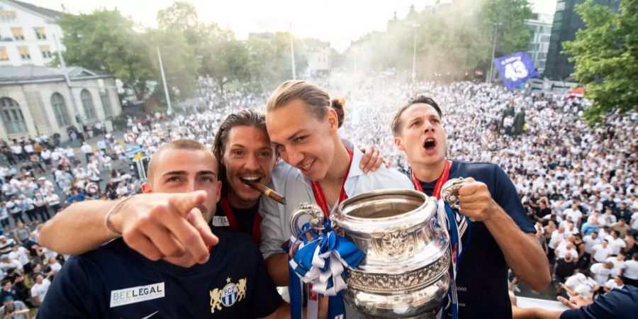 Geburtstagskind Michi Frey (24) Ende Mai an der Cup-Feier über dem Helvetiaplatz in Zürich.