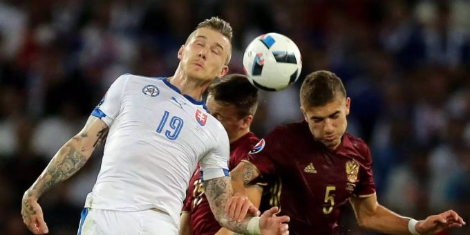Der russische Nationalspieler Neustädter (rechts) besuchte nach einem Testspiel einen Club. Der russische Nationalspieler Neustädter (rechts) besuchte nach einem Testspiel einen Club.
