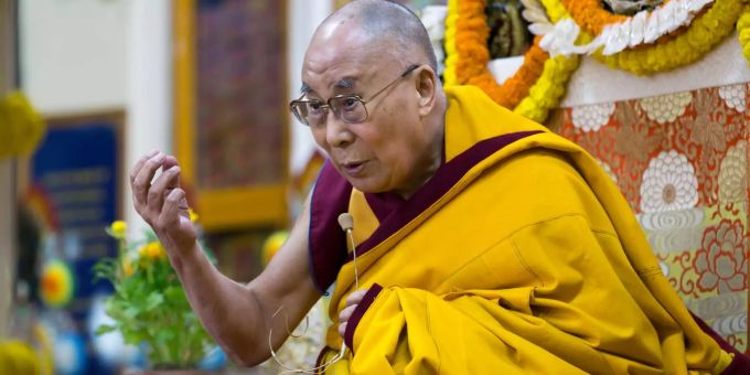 Der Dalai Lama hat eine wichtige Rolle als Oberhaupt. Dalai Lama Zunge Video