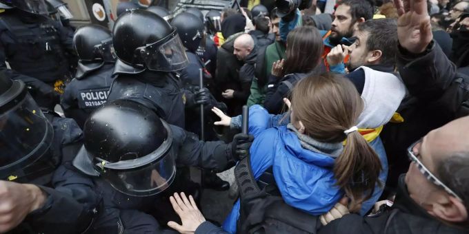 Die Polizei setzte gegen die Demonstranten auch Schlagstöcke ein. Die Polizei setzte gegen die Demonstranten auch Schlagstöcke ein.