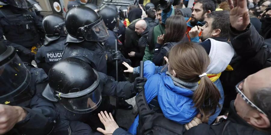 Die Polizei setzte gegen die Demonstranten auch Schlagstöcke ein.