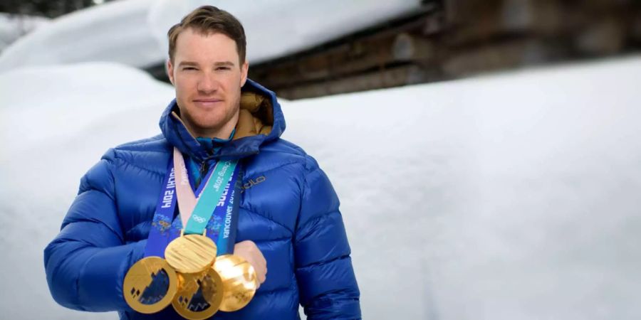 Dario Cologna posiert mit seinen vier Olympischen Goldmedaillen.