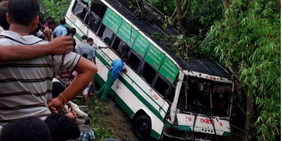 Bus nach einem Unfall (Symbolbild).