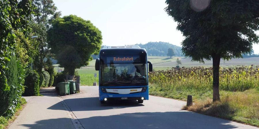 Blauer Bus umgeben von Bäumen - zvg Stadt Frauenfeld