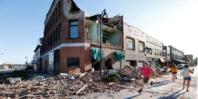 Mehrere Gebäude sind durch einen Tornado beschädigt worden. Mehrere Gebäude sind durch einen Tornado beschädigt worden.